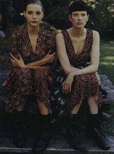 Grunge_Meisel_US_Vogue_December_1992_08.thumb.jpg.439f9c7cc910d6d237bb719819d1d3c2.jpg