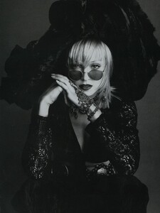 Head_Meisel_US_Vogue_October_1992_08.thumb.jpg.9678a46c60b0c62ccca8d1cb6325c87b.jpg