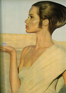 Journey_Rubartelli_US_Vogue_April_1st_1967_05.thumb.jpg.c4add0382cfc9d8c50206c86f1165d25.jpg