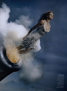 Leibovitz_US_Vogue_May_2003_02.thumb.jpg.3f9adf45d808a0196623d63b0dfff97d.jpg