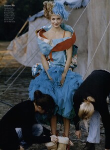 Leibovitz_US_Vogue_May_2003_04.thumb.jpg.408da3c7b9ed0ab42a9e6d89772040fc.jpg