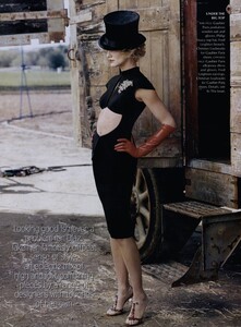 Leibovitz_US_Vogue_May_2003_07.thumb.jpg.1ecc188ef5ef0643f835279cf38f403b.jpg