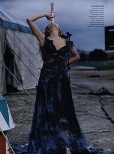 Leibovitz_US_Vogue_May_2003_12.thumb.jpg.314e08747f0ff956f972f022972f02b1.jpg