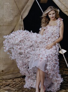 Leibovitz_US_Vogue_May_2003_16.thumb.jpg.958895fc2555875df3572f7f630a2199.jpg