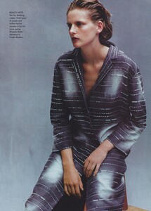 Lindbergh_US_Vogue_December_1997_08.thumb.jpg.97c5ca888115024a490d6530f77b5f63.jpg