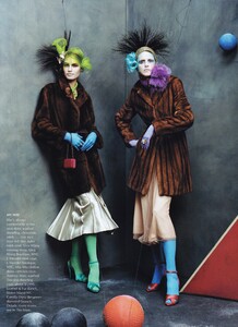 Meisel_US_Vogue_October_2003_10.thumb.jpg.96812cabf75b3c1c35fa32715b6321d3.jpg