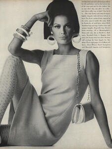 Penn_US_Vogue_April_1st_1967_02.thumb.jpg.ce290bab1165ec1b2f257c1650287096.jpg
