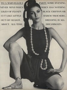 Penn_US_Vogue_April_1st_1967_04.thumb.jpg.610d5a80bb83dfe591f99b04fab0fbe8.jpg