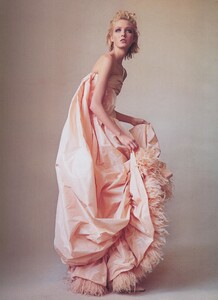 Penn_US_Vogue_April_2000_08.thumb.jpg.6d803b610b2d465db3a90a9be275e567.jpg