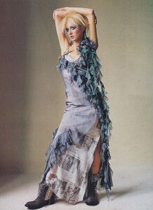 Penn_US_Vogue_April_2000_10.thumb.jpg.19c3b97226f28e17cad0efa29b3a95e3.jpg