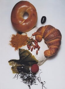 Penn_US_Vogue_November_2003_02.thumb.jpg.8d3a0651e8d31b7534f136eca64c3767.jpg