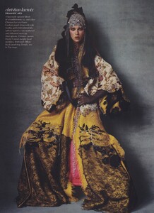 Penn_US_Vogue_October_2003_06.thumb.jpg.d4947f32b8edccc3064852bebef8e3af.jpg