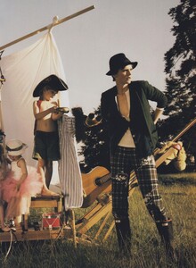 Scoland_Testino_US_Vogue_October_2005_10.thumb.jpg.ce9b18ddbc7c8eeca41faf05f0fcc36e.jpg