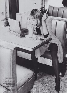 Scoop_von_Unwerth_US_Vogue_August_1994_05.thumb.jpg.187a0cd3d7d71bb201d5532826b70ec2.jpg