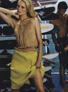 Testino_US_Vogue_December_1999_17.thumb.jpg.fe2994aabc6832986f1d4f062c8e84be.jpg