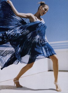 Testino_US_Vogue_May_2003_02.thumb.jpg.2bfe56495b56c1737dac77399a01d42c.jpg