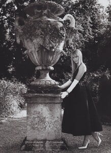 Testino_US_Vogue_October_2003_08.thumb.jpg.5f8048045028f8618200ae01e97432cd.jpg
