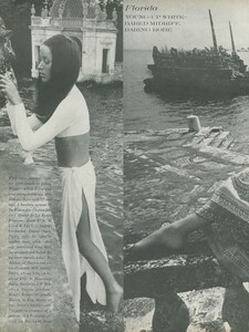 Young_Parkinson_US_Vogue_January_15th_1969_09.thumb.jpg.587ca63678b3575ed5d0360b705d5d76.jpg