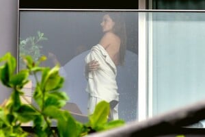 alessandra-ambrosio-bikini-balcon-fevrier-2021-03.jpg