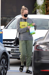 amber-valletta-out-shopping-in-los-angeles-02-15-2021-0.jpg
