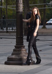 barbara_palvin_at_the_arc_de_triomphe005.jpg