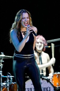 bfdf1b26e4e1089ca4acce4d9b6bea01--lzzy-hale-metal-girl.jpg