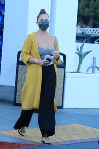 chrissy-teigen-and-john-legend-shopping-at-bristol-farms-in-beverly-hills-02-23-2021-2.jpg