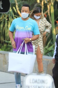 chrissy-teigen-and-john-legend-shopping-on-melrose-place-10-16-2020-4.jpg