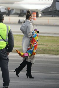 chrissy-teigen-boarding-a-private-jet-in-la-01-19-2021-0.jpg