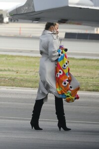 chrissy-teigen-boarding-a-private-jet-in-la-01-19-2021-3.jpg