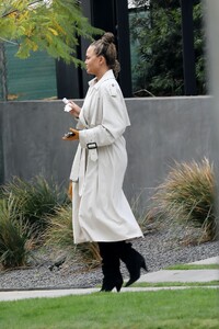 chrissy-teigen-boarding-a-private-jet-in-la-01-19-2021-9.jpg