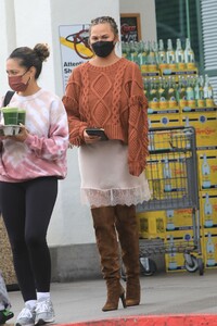 chrissy-teigen-grocery-shopping-at-bristol-farms-in-beverly-hills-01-12-2021-4.jpg