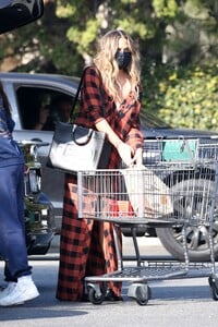 chrissy-teigen-shopping-at-bristol-farms-in-beverly-hills-02-07-2021-1.jpg