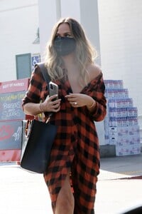 chrissy-teigen-shopping-at-bristol-farms-in-beverly-hills-02-07-2021-3.jpg