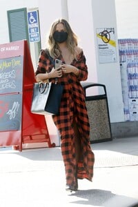 chrissy-teigen-shopping-at-bristol-farms-in-beverly-hills-02-07-2021-4.jpg