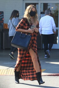 chrissy-teigen-shopping-at-bristol-farms-in-beverly-hills-02-07-2021-7.jpg