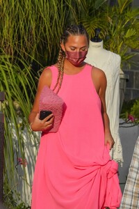 chrissy-teigen-shopping-at-louis-vuitton-and-hermes-in-gustavia-in-st.-barths-12-23-2020-0.jpg