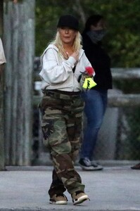 christina-aguilera-at-everglades-alligator-farm-in-florida-02-13-2021-0.jpg