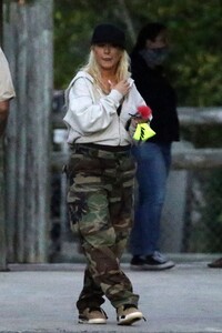 christina-aguilera-at-everglades-alligator-farm-in-florida-02-13-2021-2.jpg