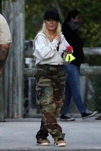 christina-aguilera-at-everglades-alligator-farm-in-florida-02-13-2021-3.jpg