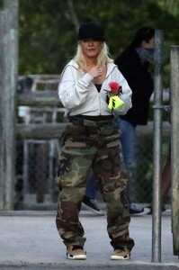 christina-aguilera-at-everglades-alligator-farm-in-florida-02-13-2021-4.jpg