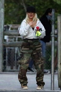 christina-aguilera-at-everglades-alligator-farm-in-florida-02-13-2021-5.jpg