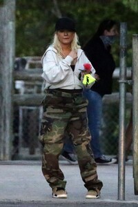 christina-aguilera-at-everglades-alligator-farm-in-florida-02-13-2021-6.jpg