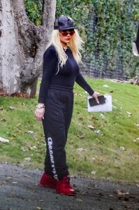 christina-aguilera-heading-to-a-recording-studio-in-miami-02-15-2021-0.jpg