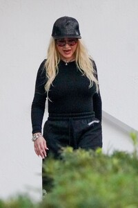 christina-aguilera-heading-to-a-recording-studio-in-miami-02-15-2021-1.jpg