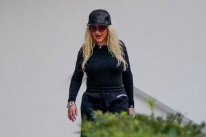 christina-aguilera-heading-to-a-recording-studio-in-miami-02-15-2021-2.jpg