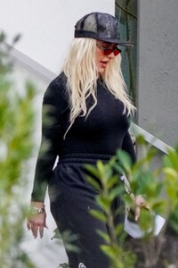 christina-aguilera-heading-to-a-recording-studio-in-miami-02-15-2021-4.jpg