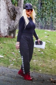 christina-aguilera-heading-to-a-recording-studio-in-miami-02-15-2021-5.jpg