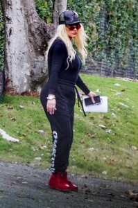 christina-aguilera-heading-to-a-recording-studio-in-miami-02-15-2021-6.jpg