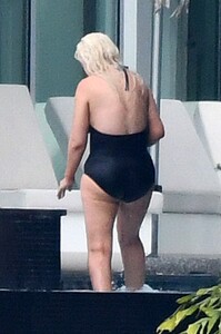 christina-aguilra-in-swimsuit-at-a-pool-in-miami-02-12-2021-2.jpg